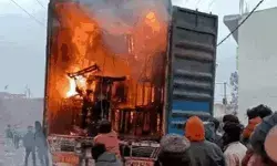 हाईवोल्टेज तार से टच होते ही ट्रक में लगी आग - ड्राइवर एवं कंडक्टर... हाईवोल्टेज तार से टच होते ही ट्रक में लगी आग - ड्राइवर एवं कंडक्टर...