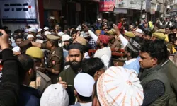 ज्ञानवापी में पूजा पाठ- कारोबार बंद कर नमाज अदा करने उमड़े मुस्लिम ज्ञानवापी में पूजा पाठ- कारोबार बंद कर नमाज अदा करने उमड़े मुस्लिम