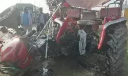 कार की टक्कर से बेहाल ट्रैक्टर के हुए दो टुकड़े- ड्राइवरों को.... कार की टक्कर से बेहाल ट्रैक्टर के हुए दो टुकड़े- ड्राइवरों को....