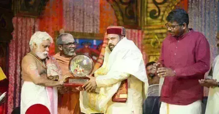 पुजारी ईश्वरी प्रसाद नम्बूदरी को शंकर स्मृति पुरस्कार से किया सम्मानित पुजारी ईश्वरी प्रसाद नम्बूदरी को शंकर स्मृति पुरस्कार से किया सम्मानित