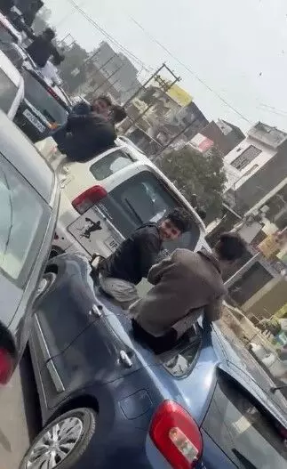 फेयरवेल पार्टी के दौरान आमिरजादों के बिगडैलो का धमाल - लगा रोड.. फेयरवेल पार्टी के दौरान आमिरजादों के बिगडैलो का धमाल - लगा रोड..