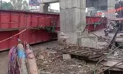 रैपिड रेल ट्रैक जोड़ने वाली मशीन सड़क पर पलटी- दिल्ली रोड पर लगा.. रैपिड रेल ट्रैक जोड़ने वाली मशीन सड़क पर पलटी- दिल्ली रोड पर लगा..