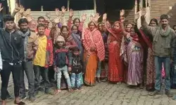 बस्ती के बीच खुले दारूखाने के विरोध में सड़क पर उतरी महिलाएं बस्ती के बीच खुले दारूखाने के विरोध में सड़क पर उतरी महिलाएं