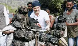 2 कुंतल कोयला लदी साइकिल चलाकर राहुल ने किया मजदूरों की परेशानी.. 2 कुंतल कोयला लदी साइकिल चलाकर राहुल ने किया मजदूरों की परेशानी..