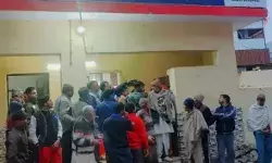 ओयो होटलों को लेकर लोगों का बवाल- बोर्ड उतारकर लगाई आग- हंगामा... ओयो होटलों को लेकर लोगों का बवाल- बोर्ड उतारकर लगाई आग- हंगामा...