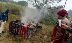 सड़क पर दौड़ती ई रिक्शा की बैटरी फटी - चालक समेत पांच झुलसे सड़क पर दौड़ती ई रिक्शा की बैटरी फटी - चालक समेत पांच झुलसे