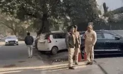 अब केजरीवाल के सेक्रेटरी व आप सांसद के घर रेड-10 ठिकानों पर ED अब केजरीवाल के सेक्रेटरी व आप सांसद के घर रेड-10 ठिकानों पर ED