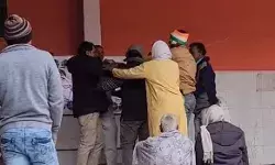 संवाद कार्यक्रम में कांग्रेसियों में सिरफुटव्वल-बैनर में फोटो को लेकर भिड़े