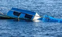 पिकनिक बनी जानलेवा- नाव पलटने से पांच लापता- 14 लोग बचाए पिकनिक बनी जानलेवा- नाव पलटने से पांच लापता- 14 लोग बचाए