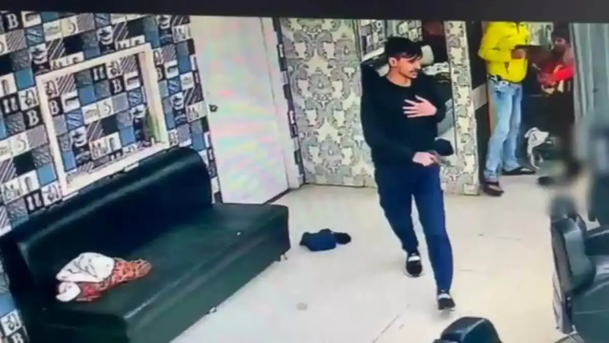 सैलून में बाल कटवा रहे थे दो दोस्त तभी अंदर घुसे लोगों ने चला दी.... सैलून में बाल कटवा रहे थे दो दोस्त तभी अंदर घुसे लोगों ने चला दी....