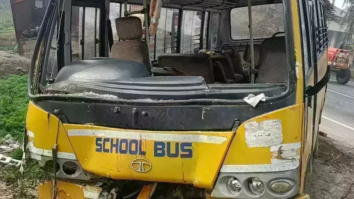 स्कूल बस और ट्रक की भिड़ंत में कई छात्र घायल- मची अफ़रा-तफ़री