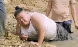 JCB का टेस्ट लेने चले मंत्री तालाब में फंसे- पेट के बल के मछली की... JCB का टेस्ट लेने चले मंत्री तालाब में फंसे- पेट के बल के मछली की...