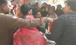 अनियंत्रित हुई बाइक डंपर में घुसी- मां एवं दो बच्चे गंभीर अनियंत्रित हुई बाइक डंपर में घुसी- मां एवं दो बच्चे गंभीर