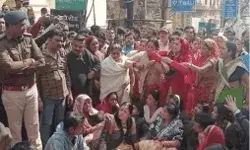 थाने के नजदीक युवक की हत्या पर प्रदर्शन- पुलिस पर फेंकी चूड़ियां थाने के नजदीक युवक की हत्या पर प्रदर्शन- पुलिस पर फेंकी चूड़ियां