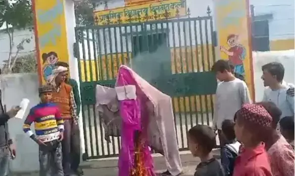 जर्जर सड़क को लेकर फूटा गुस्सा- धरने पर ग्रामीणों ने फूंका MLA का...