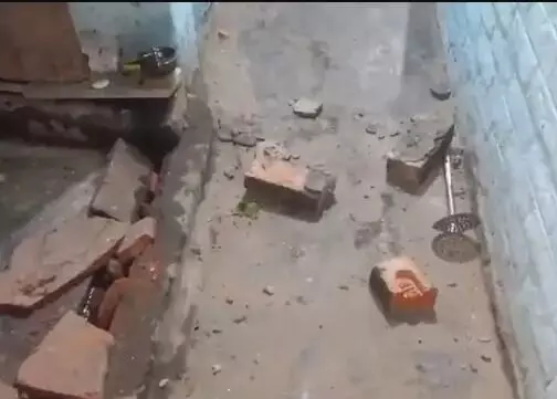 महिला से छेड़छाड़ को लेकर हुई ईंट पत्थरों की बरसात- घर में तोड़फोड़ महिला से छेड़छाड़ को लेकर हुई ईंट पत्थरों की बरसात- घर में तोड़फोड़