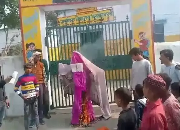 जर्जर सड़क को लेकर फूटा गुस्सा- धरने पर ग्रामीणों ने फूंका MLA का...