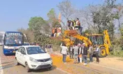 मंत्रियों विधायकों के अयोध्या दर्शन में बुलडोजर की एंट्री- बरसाए फूल मंत्रियों विधायकों के अयोध्या दर्शन में बुलडोजर की एंट्री- बरसाए फूल