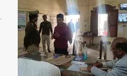 RO ARO एग्जाम- ब्लूटूथ डिवाइस से नकल कर रहा मुन्ना भाई अरेस्ट