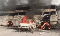 एक्सप्रेसवे पर हादसा- बस एवं कार में लगी आग- चार लोग जिंदा जले एक्सप्रेसवे पर हादसा- बस एवं कार में लगी आग- चार लोग जिंदा जले