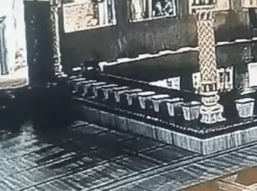 मस्जिद की फौज में गिरे मासूम की मौत- मां के साथ दुआ करने गया था... मस्जिद की फौज में गिरे मासूम की मौत- मां के साथ दुआ करने गया था...