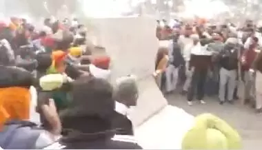 किसानों के आगे फेल हो रहे इंतजाम- नारे लगाते हुए तोड़ डाले बेरिकेड्स किसानों के आगे फेल हो रहे इंतजाम- नारे लगाते हुए तोड़ डाले बेरिकेड्स