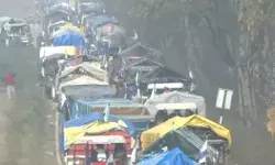 घमासान का ऐलान- ट्रकों एवं ट्रैक्टरों पर निकले किसान- सरकार सिर्फ.. घमासान का ऐलान- ट्रकों एवं ट्रैक्टरों पर निकले किसान- सरकार सिर्फ..