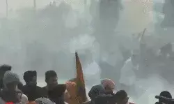 बॉर्डर पर बेरिकेडिंग तोड़ने की कोशिश- पुलिस ने दागे आंसू गैस के गोले बॉर्डर पर बेरिकेडिंग तोड़ने की कोशिश- पुलिस ने दागे आंसू गैस के गोले