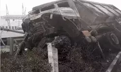 टोल नाके से टकराने के बाद ट्रक में लगी आग में जिंदा जले ड्राइवर कंडक्टर टोल नाके से टकराने के बाद ट्रक में लगी आग में जिंदा जले ड्राइवर कंडक्टर