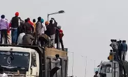 जींद बॉर्डर पर बवाल- सड़क से कीलें निकाल रहे किसानों पर छोड़ी आंसू गैस जींद बॉर्डर पर बवाल- सड़क से कीलें निकाल रहे किसानों पर छोड़ी आंसू गैस