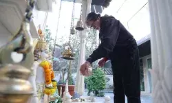 अमिताभ बच्चन अपने घर के मंदिर में करते दिखे पूजा- शेयर की फोटोज अमिताभ बच्चन अपने घर के मंदिर में करते दिखे पूजा- शेयर की फोटोज