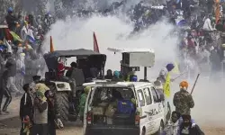 शंभू बॉर्डर पर फिर घमासान-भीड़ भगाने को पुलिस ने दागे आंसू गैस के गोले शंभू बॉर्डर पर फिर घमासान-भीड़ भगाने को पुलिस ने दागे आंसू गैस के गोले