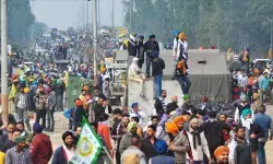 सरकार का फिर मिला किसानों को ऑफर- दोपहर 1:00 बजे होगी मीटिंग सरकार का फिर मिला किसानों को ऑफर- दोपहर 1:00 बजे होगी मीटिंग