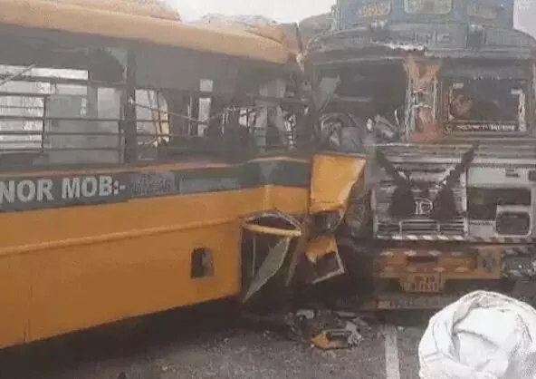 ट्रक की टक्कर से उड़े स्कूल बस के परखच्चे- चालक की मौत- 20 स्कूली....