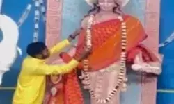 सरस्वती की मूर्ति को लेकर बवाल- हंगामे के बाद झुके आयोजक