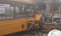 ट्रक की टक्कर से उड़े स्कूल बस के परखच्चे- चालक की मौत- 20 स्कूली.... ट्रक की टक्कर से उड़े स्कूल बस के परखच्चे- चालक की मौत- 20 स्कूली....