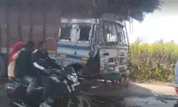 भिड़ंत के बाद खाई में गिरी कार- ट्रक के निकले पहिए- 3 जख्मी 2 की...