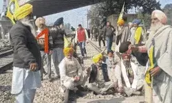 किसानों का दिल्ली कूच- रेलवे ट्रैक जाम- टोल प्लाजा कराएं फ्री किसानों का दिल्ली कूच- रेलवे ट्रैक जाम- टोल प्लाजा कराएं फ्री