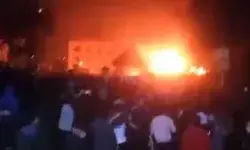 हिंसक भीड़ ने डीसी, एसपी के दफ्तर जलाए- व्यक्ति की मौत- इंटरनेट बंद हिंसक भीड़ ने डीसी, एसपी के दफ्तर जलाए- व्यक्ति की मौत- इंटरनेट बंद