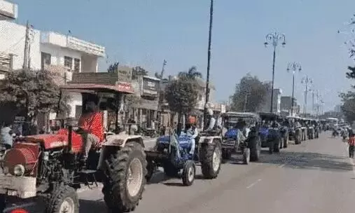 किसानों का दिल्ली कूच आंदोलन- निकाला ट्रैक्टर मार्च- टोल कराएं फ्री