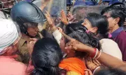 रोके जाने पर कांग्रेसियों की पुलिस के साथ झड़प- धरने पर बैठे रोके जाने पर कांग्रेसियों की पुलिस के साथ झड़प- धरने पर बैठे