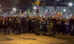 अपने ही देश के PM के खिलाफ सड़कों पर उतरे इजरायली- चुनाव की मांग अपने ही देश के PM के खिलाफ सड़कों पर उतरे इजरायली- चुनाव की मांग