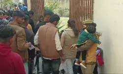 पुलिस की ड्यूटी और बच्चे की जिम्मेदारी को मुस्तैदी से संभाल रही गीता