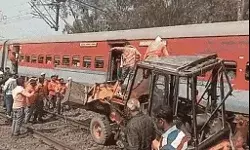 रेलवे फाटक पर हुआ हादसा- एक्सप्रेस ट्रेन से टकराई JCB के उड़े परखच्चे