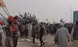 किसानों का दिल्ली कूच- शंभू बॉर्डर पर हंगामा- ट्रैक्टर लेकर.... किसानों का दिल्ली कूच- शंभू बॉर्डर पर हंगामा- ट्रैक्टर लेकर....