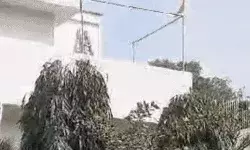 जय श्री राम का झंडा हटा- कमलनाथ के बंगले पर विधायकों संग बैठक