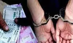 विजिलेंस का PWD में छापा- रिश्वतखोर XEN के साथ बाबू को भी दबोचा विजिलेंस का PWD में छापा- रिश्वतखोर XEN के साथ बाबू को भी दबोचा