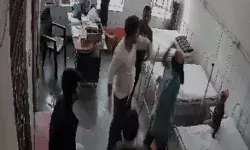 पेशेंट को छोड़ बेटे को नहीं देखा तो डॉक्टर को जड़ा थप्पड़- पत्नी ने... पेशेंट को छोड़ बेटे को नहीं देखा तो डॉक्टर को जड़ा थप्पड़- पत्नी ने...