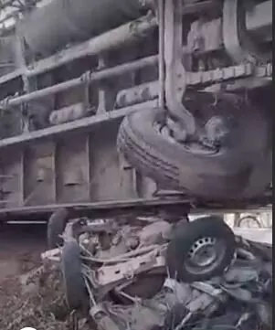टाटा मैजिक पर पलटा तेज रफ्तार कंटेनर तीन लोगों की दबकर मौत