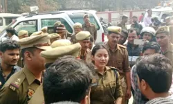 यूपी पुलिस भर्ती का पेपर लीक होने का आरोप- सड़क पर उतरे अभ्यर्थी यूपी पुलिस भर्ती का पेपर लीक होने का आरोप- सड़क पर उतरे अभ्यर्थी